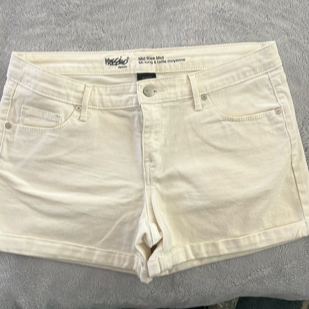 Mossimo size 10 mid rise white shorts